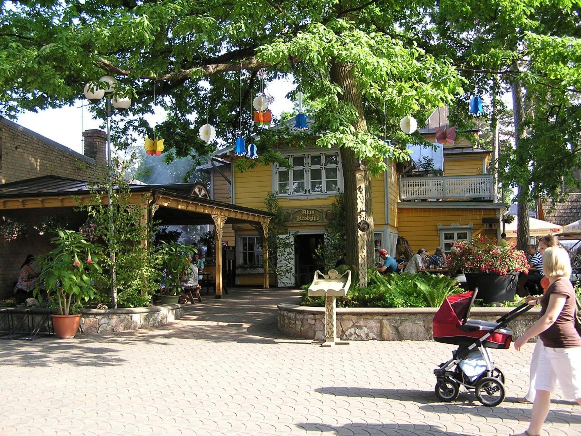 Majoru Promenade Hotell Jūrkalne Exteriör bild